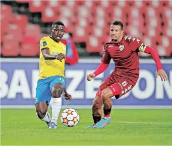  ?? | SAMUEL SHIVAMBU BackpagePi­x ?? AUBREY Modiba of Sundowns, left, and Yusuf Maart of Sekhukhune tussle at Emirates Airline Park.