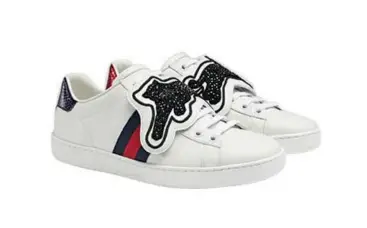  ??  ?? Sneakers en cuir “Ace”, GUCCI. Page de gauche : quelques-uns des patchs amovibles à fixer sur les baskets de la nouvelle édition.