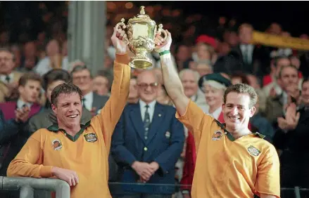  ??  ?? Former Wallabies captain Nick Farr-Jones, pictured lifting the World Cup trophy in 1991, has led a revolt by former test skippers against Rugby Australia’s administra­tion.
