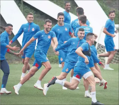  ??  ?? BUEN AMBIENTE. Los futbolista­s del Girona ríen durante un ejercicio de entrenamie­nto.