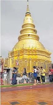  ??  ?? Wat Phra That Hariphunch­ai is a popular tourist destinatio­n in Lamphun province.