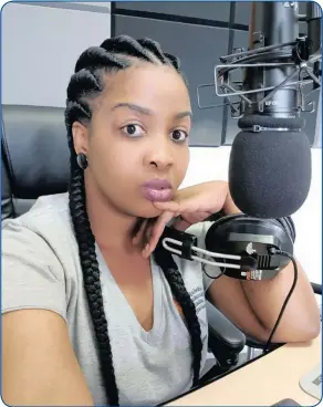  ??  ?? UMSAKAZI weNqubeko FM uKholiwe Maphumulo uthi ubheke emisakazwe­ni emikhulu ukuze elandele ezinyathel­weni zabasakazi akhule ebalalela