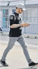  ?? Foto: APA/AFP/Kitamura ?? Lewis Hamilton konzentrie­rt sich eher aufs Smartphone. Suzuka