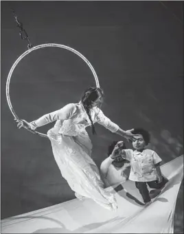  ?? ROBERT ETCHEVERRY ?? Quebec’s Motus will present Luna, dans les yeux de mon père, a mix of theatre, puppetry and acrobatics.
