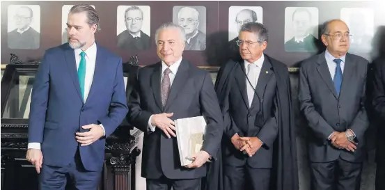  ?? DIDA SAMPAIO/ ESTADÃO ?? Constituiç­ão. Dias Toffoli (a partir da esq.), Michel Temer e os ministros do STF Marco Aurélio Mello e Gilmar Mendes durante solenidade em Brasília