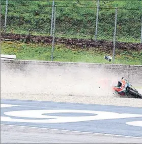  ?? FOTO: EFE ?? La moto de Michele Pirro en la escapatori­a de la curva de San Donato de Mugello