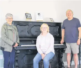  ?? KRISTIN GARDINER • JOURNAL PIONEER ?? Sylvia Ridgway, Connie McCardle and Richard Boulter, who all remember the piano when it was housed at the Victoria Playhouse.