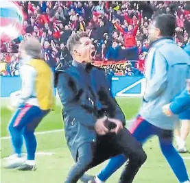  ??  ?? Desencajad­o. Simeone, sin sutilezas en el festejo ante los hinchas.