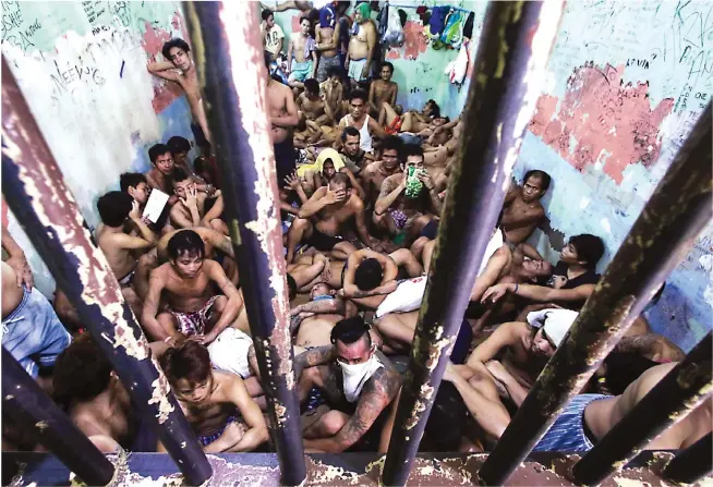  ??  ?? GROWING CONCERNS – Close to 100 inmates pack the detention cell of the Manila police station in Divisoria, Manila. Jail congestion continues to be a growing concern, even as a SWS survey showed 1.5 million Filipino families were victims of common crimes this year. (Jansen Romero)