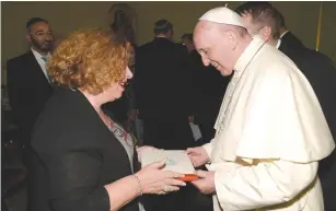  ?? (Courtesy) ?? JOELLE AFLALO MAMANE has a private conversati­on with Pope Francis at the Vatican.