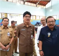  ?? DISPENDIK PROVINSI JATIM FOR JAWA POS ?? MAJUKAN PENDIDIKAN JATIM: Gubernur Jawa Timur Soekarwo (kanan) didampingi Kepala Dinas Pendidikan Jawa Timur Saiful Rachman (tengah) dan Kepala Bidang SMK Dinas Pendidikan Provinsi Jawa Timur Hudiyono.