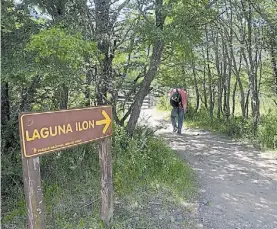  ??  ?? Hacia Laguna Ilon. En este sendero fue encontrado Joaquín Santos.