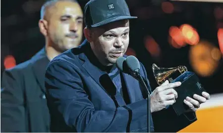  ?? Associated Press ?? Residente recibe su premio, que dedicó a Puerto Rico durante la ceremonia de los Grammy en Nueva York.