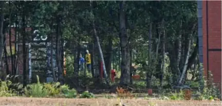  ?? FOTO JAN VAN DER PERRE ?? Twee verdachten kregen de kans om fase per fase hun versie te tonen. De rol van de andere verdachte werd dan ingevuld door een politieman (hier de man met een ‘2’ op zijn T-shirt).