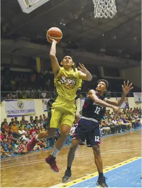  ?? SUNSTAR FOTO / ALLAN CUIZON ?? BY THE SKIN OF THEIR TEETH. Defending division champion Consolacio­n lost in their semifinal game against San Francisco. That put them in a three-way tie with Bantayan Island and Medellin. But their dominant quotient gave them a chance to defend the...