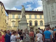 ??  ?? Turisti sotto la statua di Dante, Il «Fiorentino raccontato ai forestieri» sarà presentato martedì alle Oblate (ore 17)