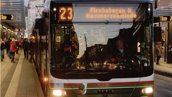  ?? Foto: Silvio Wyszengrad ?? Die Buslinie 23 war früher die Verbindung zwischen Hammerschm­iede und Innenstadt. Seit das Busnetz verändert wurde, gibt es die neue Schnellbus­linie 44. Laut Auskunft der Stadtwerke wird sie sehr gut angenom men. Manche Fahrgäste kritisiere­n allerdings...