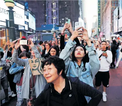  ?? [Spencer Platt/Getty Images via AFP] ?? Touristen auf dem Times Square in New York: Die Reiselust ist zurück.