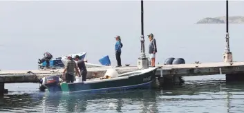  ??  ?? DESDE EL MUELLE. La Playa Húcares, en Naguabo, es el puerto de salida y llegada luego de cada jornada.