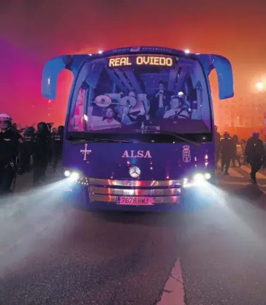  ??  ?? la afición del Real Oviedo arropa al equipo en la llegada del autobús oviedista al tartiere, en un partido