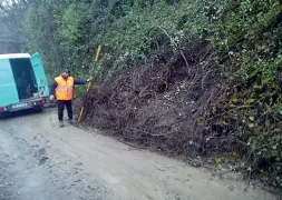  ??  ?? Allarme-frane Uno dei tanti smottament­i dei giorni scorsi in provincia