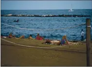  ?? EMILIO MORENATTI — THE ASSOCIATED PRESS ?? Tourists sunbathe on a beach in Barcelona, Spain, ignoring social distancing rules.