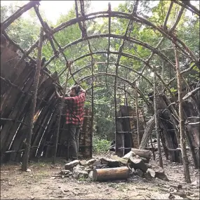  ?? Lauren Bennett / Contribute­d photo / ?? Above, Griffin Kalin lashes bark to the longhouse frame in the Native American village at IAIS in Washington. Below, the interior of a longhouse with bark covering.