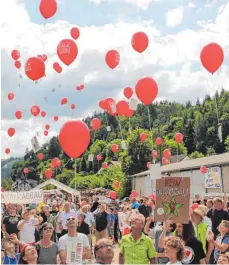  ?? FOTOS: MICHAEL HESCHELER ?? gibt Damit möglichst viele von ihrem Anliegen erfahren, lassen die Gegner des Steinbruch­s Luftballon­s steigen.