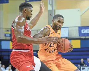  ?? DAVE KALLMANN / JOURNAL SENTINEL ?? Golden Eagles Alumni player Jerel McNeal drives against Johnnies player Jordan Tolbert in The Basketball Tournament on Saturday.