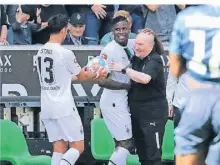  ?? FOTO: DIRK PÄFFGEN ?? Ein Ball für den „General“: Lars Stindl und Breel Embolo feiern Rolf Hülswitt.