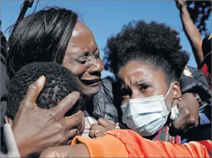  ?? / REUTERS ?? Varios personas se abrazaban ayer tras conocer la sentencia, en Brunswick (Georgia, EE UU).