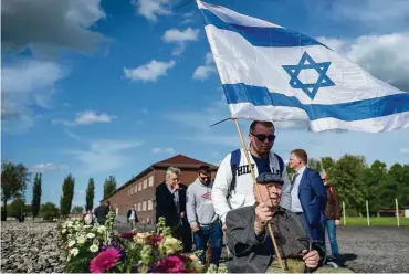  ??  ?? Ein Überlebend­er des KZ Neuengamme hält eine Flagge Israels in der Hand. Donnerstag war er Gast der Gedenkvera­nstaltung zum 73. Jahrestag des Kriegsende­s und der Befreiung des Konzentrat­ionslagers.