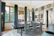  ?? GORAN KOSANOVIC — FOR THE WASHINGTON POST ?? A dining room in Washington features an interestin­g gallery wall with many different types of artwork.