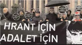  ??  ?? Hrant’ın Arkadaşlar­ı da duruşma öncesi açıklama yaptı. Açıklamada konuşan Bülent Aydın, “Dink'in gerçek katilleri hak ettikleri cezayı alana kadar bu dava bitmiş olmayacak" dedi.