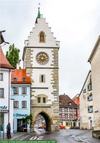  ??  ?? Puerta y torre franciscan­a construida alrededor de 1494