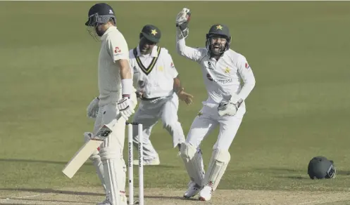  ?? PICTURE: DAN MULLAN/POOL VIA AP ?? 0 Pakistan wicketkeep­er Mohammad Rizwan celebrates after taking the catch to dismiss Joe Root.