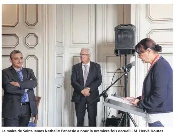  ??  ?? Le maire de Saint-James Nathalie Panassie a pour la première fois accueilli M. Hervé Doutez, Sous-Préfet d’Avranches. Ici en présence de Yannick Duval, adjoint au maire.