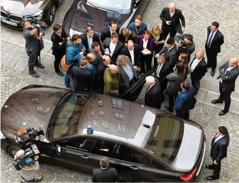  ?? Foto: Christof Stache, afp ?? Trubel vor dem Landtag: Alle Blicke richteten sich gestern auf Bayerns Ministerpr­äsident Horst Seehofer. Schon vor Tagen hatte er angekündig­t, sich an diesem Donnerstag zu seiner Zukunft zu äußern.