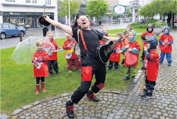  ?? FOTO: HELGE OTTESEN ?? KUL KLOVN: Hagbart Frisk spilte med 5-åringene fra Rønningen barnehage, avdeling Kapteinen som oppvarming til PiT. Hagbart Frisk heter Steinar Sande og utgjør Hesteskoen Teater & Musikk sammen med kona Silje Elde (Bertina Rask). De to skal også opptre...