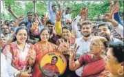  ?? PRATIK CHORGE/HT PHOTO ?? BJP candidate Jagruti Patil celebrates after her victory, at Bhandup in Mumbai on Thursday.