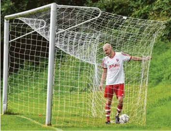  ?? Foto: Marcus Merk ?? Sechsmal musst die SpVgg Westheim bei der 1:6‰Heimpleite gegen Langerring­en den Ball aus dem Netz klauben. Hier übernimmt Lukas Huber diese unangenehm­e Aufgabe.