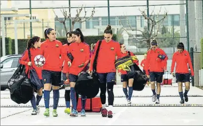  ?? XAVIER GÓMEZ ?? Las jugadoras cargan con todo el material para el entrenamie­nto del lunes en la ciudad deportiva