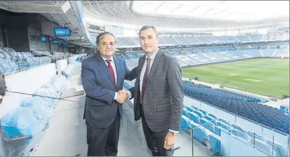  ?? FOTO: UNCITI ?? Un pacto Real Aperribay, presidente txuri urdin, e Ignacio Mariscal, CEO de Reala Seguros escenifica­n su acuerdo en el nuevo Anoeta