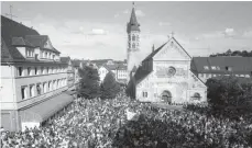  ?? FOTOS: SOMMER/IMAGO IMAGES ?? 1983 protestier­ten Tausende auf dem Mutlanger Marktplatz (unten) gegen die Stationier­ung von Pershing-II-Raketen.