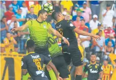  ??  ?? DUELO. Nelson Muñoz y Getsel Montes disputan el balón en lo alto, el jugador minero logró rechazar el balón.