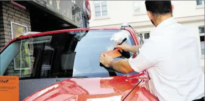  ?? BILD: REMMERS ?? Unsachgemä­ß abgestellt­e Fahrzeuge, die nicht zugelassen sind, werden wie hier in Oldenburg mit einem Aufkleber markiert.