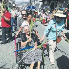  ?? FOTO: EL HERALDO ?? La devoción y la fe católica se apoderaron de los fieles que conmemorar­on el Domingo de Ramos.