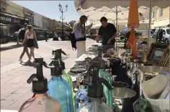  ??  ?? Le marché du le nombre de lundi a pu revenir sur le cours Saleya, en divisant par deux stands. (Photo Frantz Bouton)