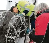  ?? Foto: Iveta Lhotská, MAFRA ?? Řetězy nandat Mráz a sníh kladly včera na řidiče nemalé