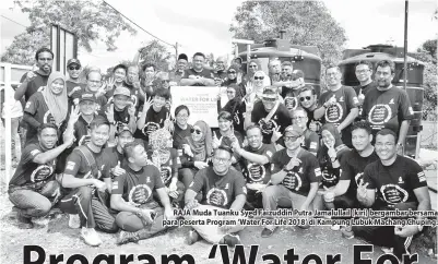  ??  ?? RAJA Muda Tuanku Syed Faizuddin Putra Jamalullai­l (kiri) bergambar bersama para peserta Program ‘Water For Life 2018’ di Kampung Lubuk Machang Chuping.